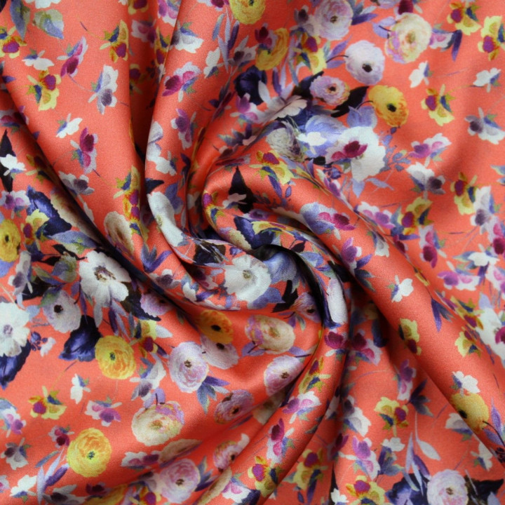 Tissu satin de soie saumon imprimé fleuri jaune  - Made in Italy