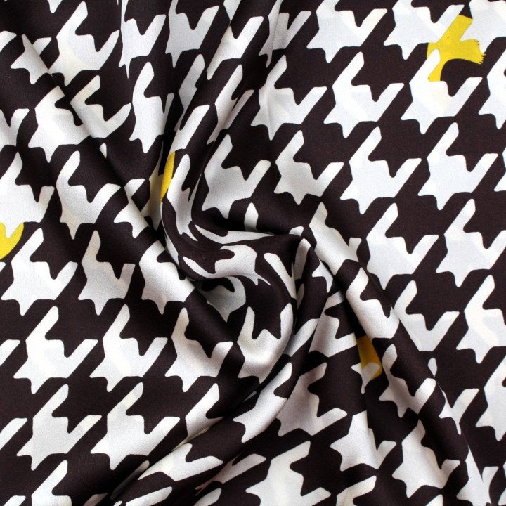 Tissu satin de soie écru imprimé géométrique marron et jaune - Made in Italy