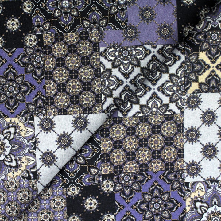 Tissu en coton bleu nuit imprimé boules de Noël - Parfait pour vos créations festives