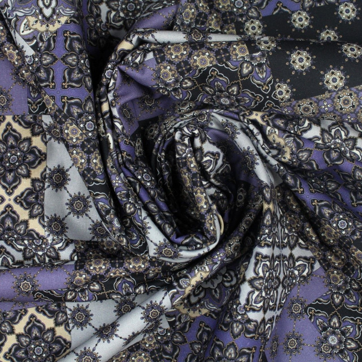 Tissu en coton bleu nuit imprimé boules de Noël - Parfait pour vos créations festives