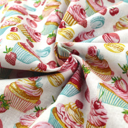 Tissu coton blanc imprimé gâteaux : fraises, cerises et macarons