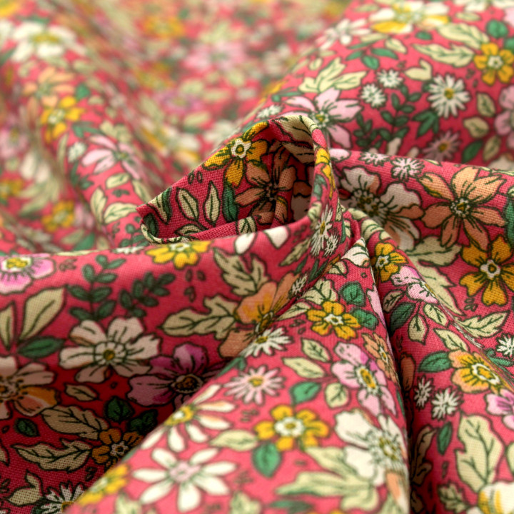 Tissu rouge claire à motif fleurs multicolore