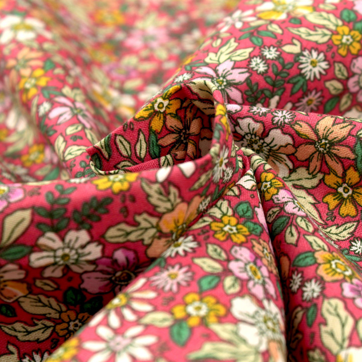 Tissu rouge claire à motif fleurs multicolore