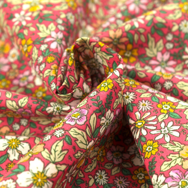 Tissu rouge claire à motif fleurs multicolore
