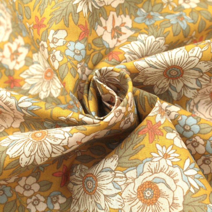 Tissu en Coton Vert : Décoré de Fleurs Blanches, Orange et Bleues pour une Touche Élégante