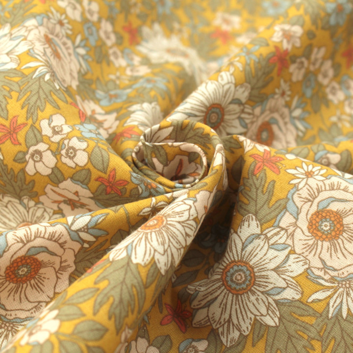 Tissu en Coton Vert : Décoré de Fleurs Blanches, Orange et Bleues pour une Touche Élégante