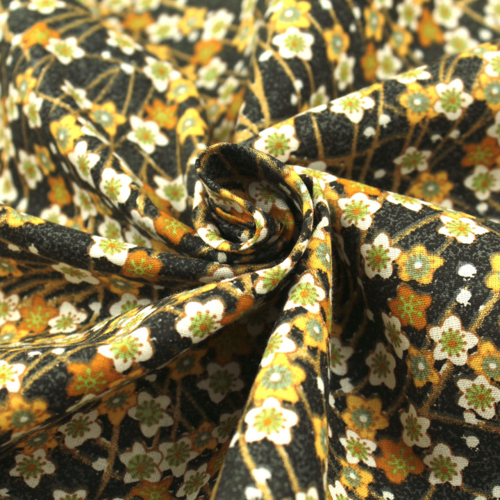 Tissu en Coton Noir avec Motifs Floraux Jaune, Orange, Blanc et Doré
