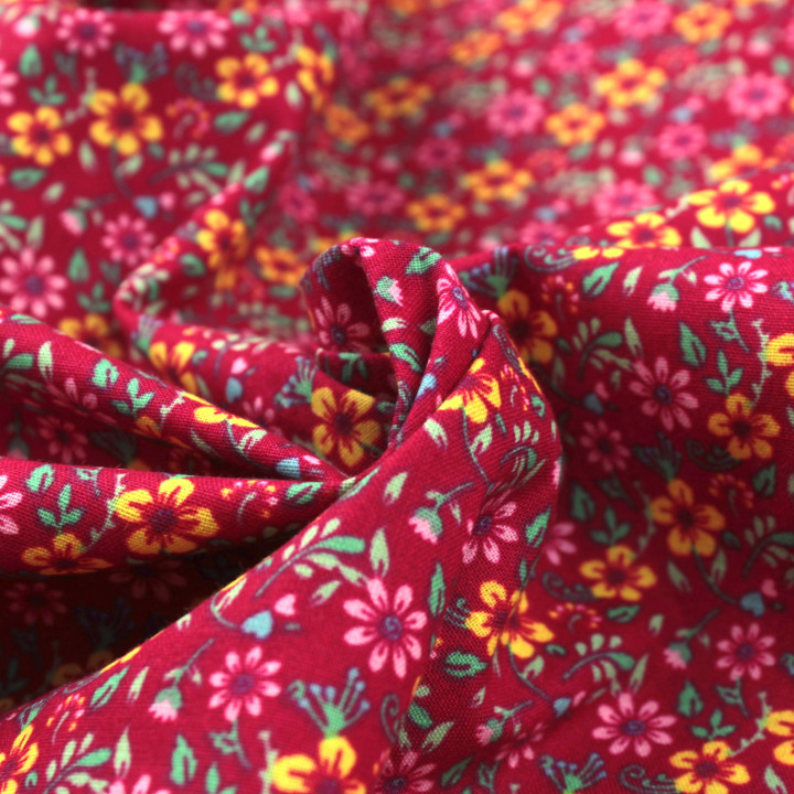 Tissu en Coton Bordeaux avec Motifs Floraux Jaune et Rose