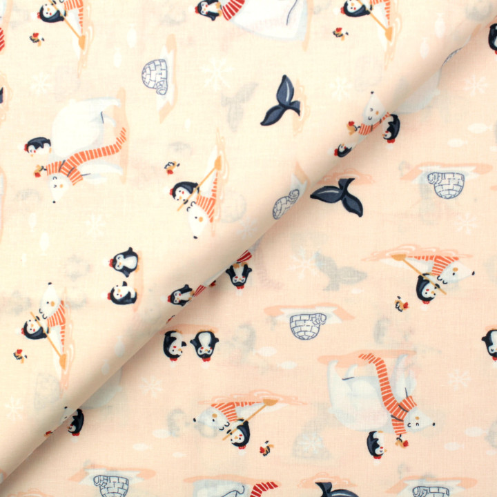 Tissu en coton rose saumon clair avec imprimé pingouins et ours.