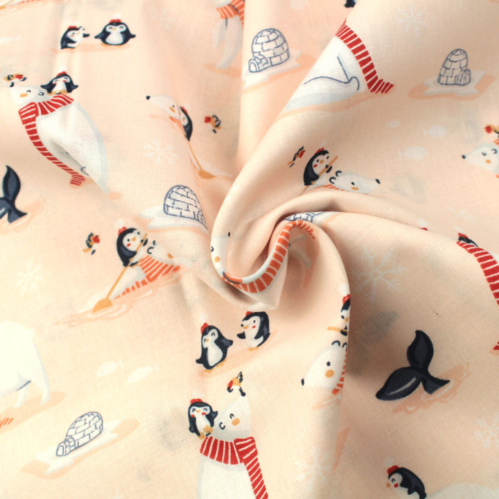 Tissu en coton rose saumon clair avec imprimé pingouins et ours.