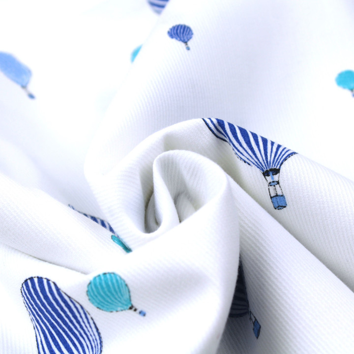 Tissu en coton blanc milleraie avec motif ballon dirigeable bleu