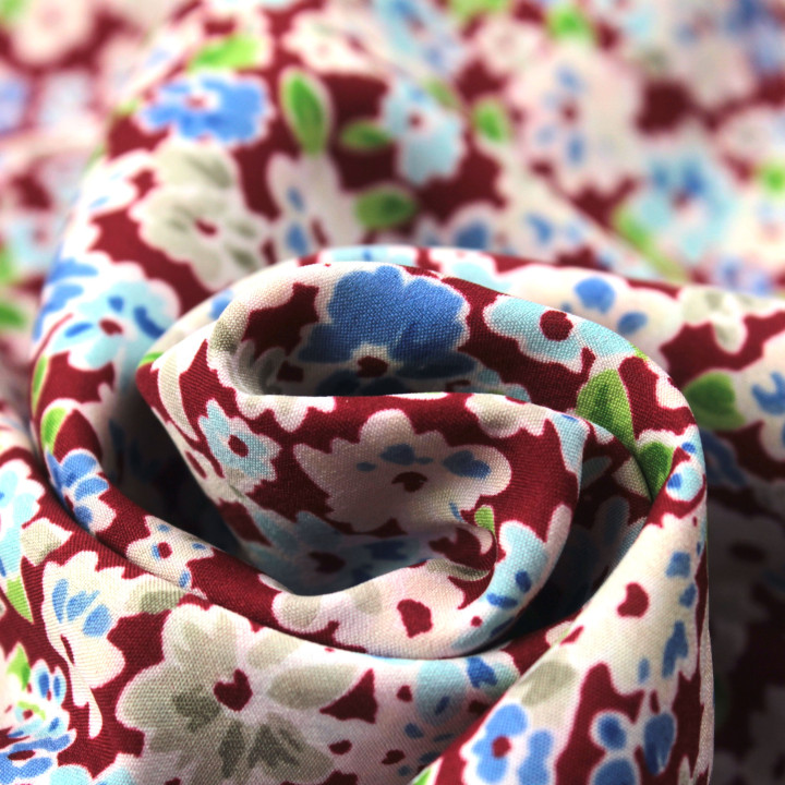 Tissu polyester rouge à imprimé fleuri