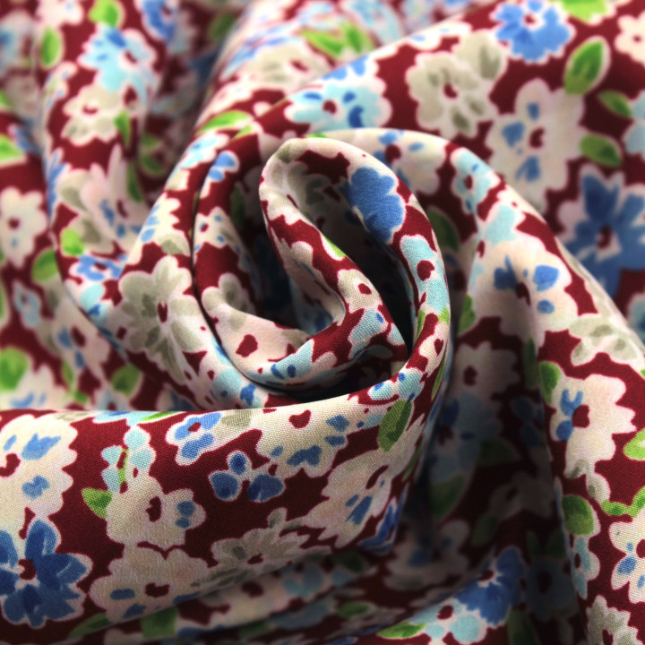 Tissu polyester rouge à imprimé fleuri