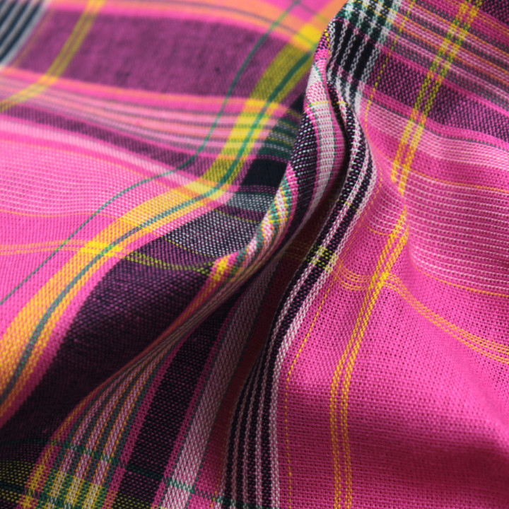 Tissu coton Madras rose et noir à rayures jaune – Haute qualité et authenticité