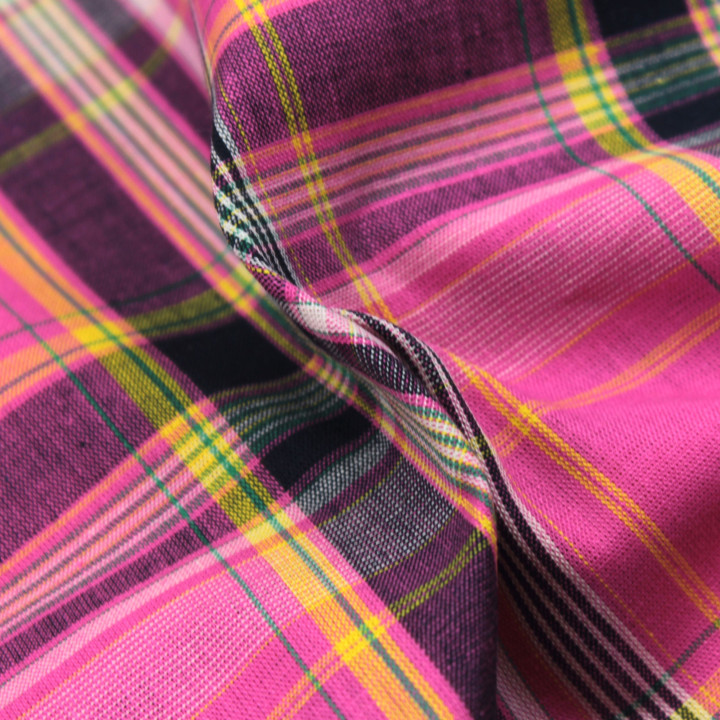 Tissu coton Madras rose et noir à rayures jaune – Haute qualité et authenticité