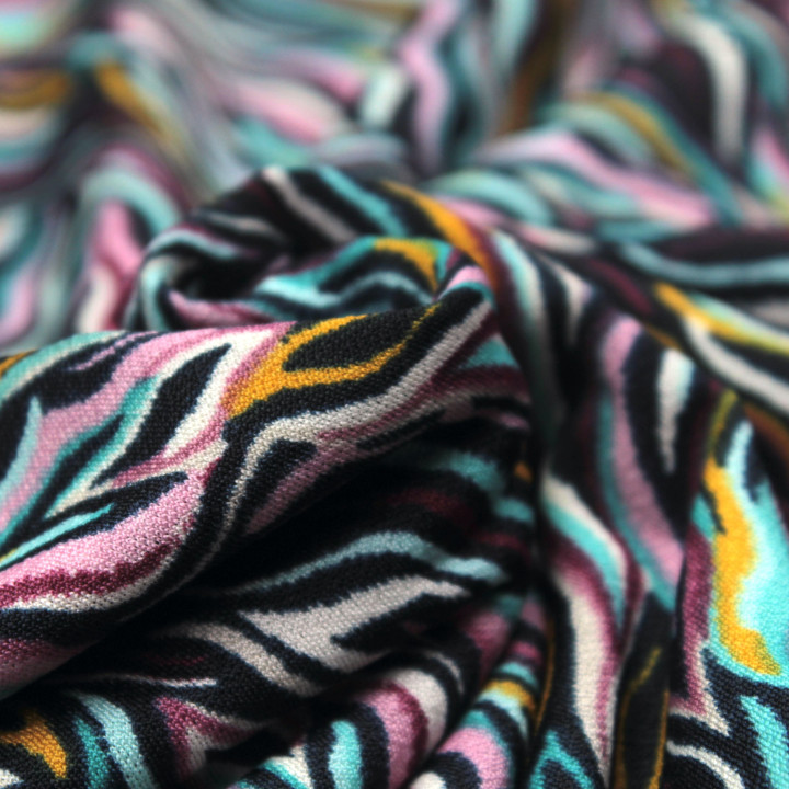 Tissu Jersey Multicolore à Imprimé Motifs Géométriques – Fluide et Moderne – Idéal pour Vêtements et Accessoires