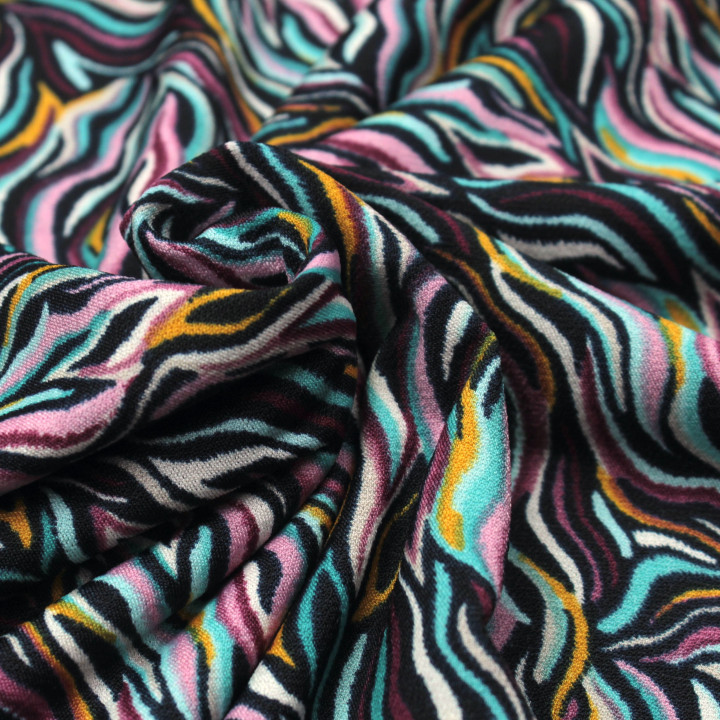 Tissu Jersey Multicolore à Imprimé Motifs Géométriques – Fluide et Moderne – Idéal pour Vêtements et Accessoires