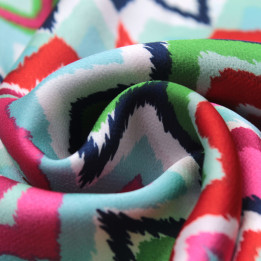 Tissu viscose imprimé vagues multicolores – Haute résistance, idéal déco et mode