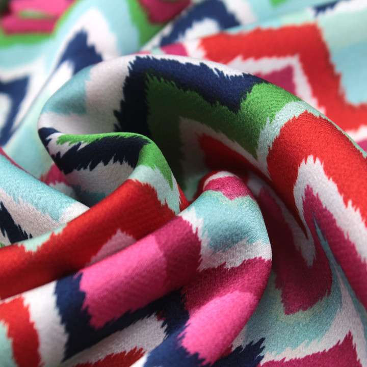 Tissu viscose imprimé vagues multicolores – Haute résistance, idéal déco et mode