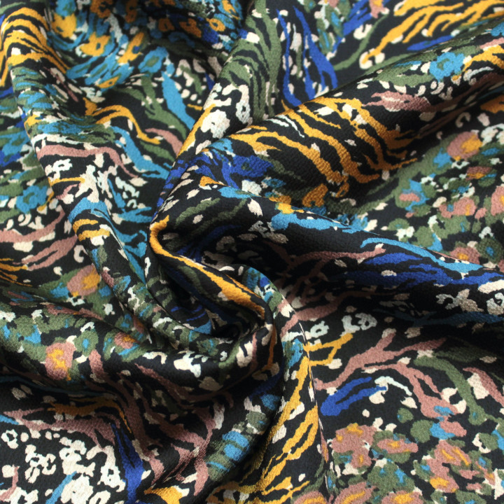 Tissu crêpe noir à motifs multicolores bleu, blanc et doré