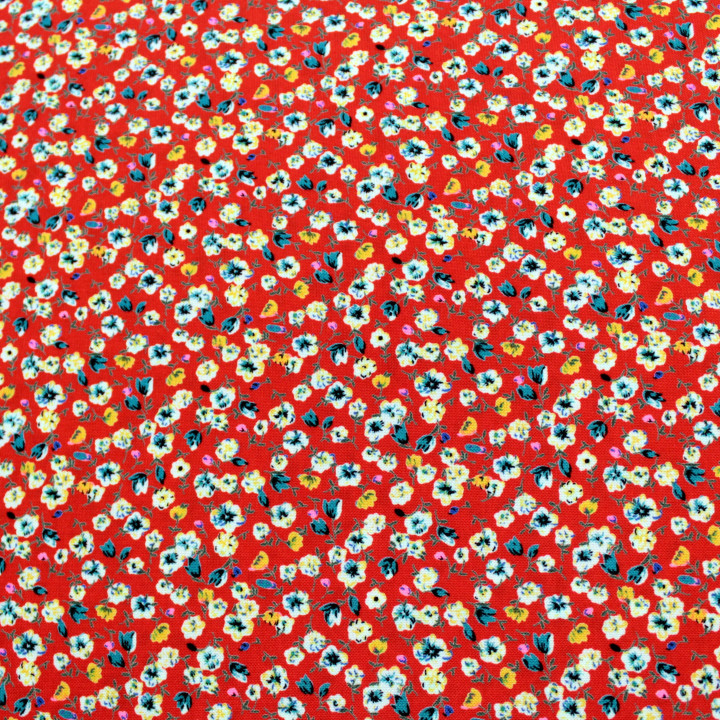 Tissu Rouge à Motifs Floraux Bleu, Noir et Blanc – Élégance & Contraste