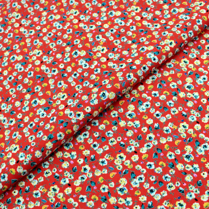Tissu Rouge à Motifs Floraux Bleu, Noir et Blanc – Élégance & Contraste