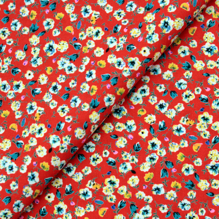 Tissu Rouge à Motifs Floraux Bleu, Noir et Blanc – Élégance & Contraste