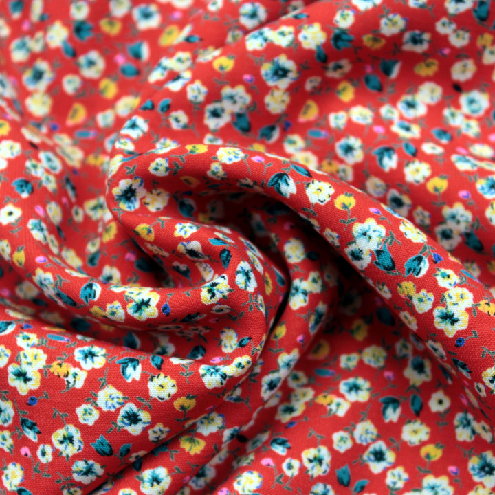 Tissu Rouge à Motifs Floraux Bleu, Noir et Blanc – Élégance & Contraste