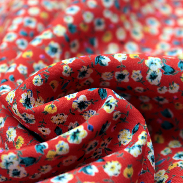Tissu Rouge à Motifs Floraux Bleu, Noir et Blanc – Élégance & Contraste