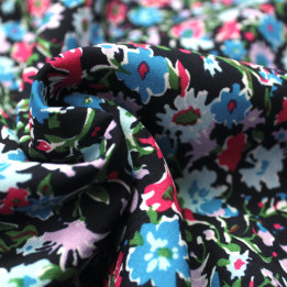 Tissu Noir à Imprimés Floraux Multicolores Rouge, Bleu et Violet – Élégance Contemporaine & Style Contrasté