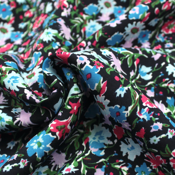 Tissu Noir à Imprimés Floraux Multicolores Rouge, Bleu et Violet – Élégance Contemporaine & Style Contrasté