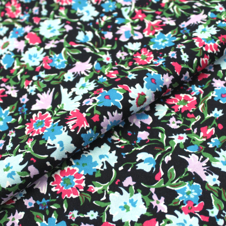 Tissu Noir à Imprimés Floraux Multicolores Rouge, Bleu et Violet – Élégance Contemporaine & Style Contrasté