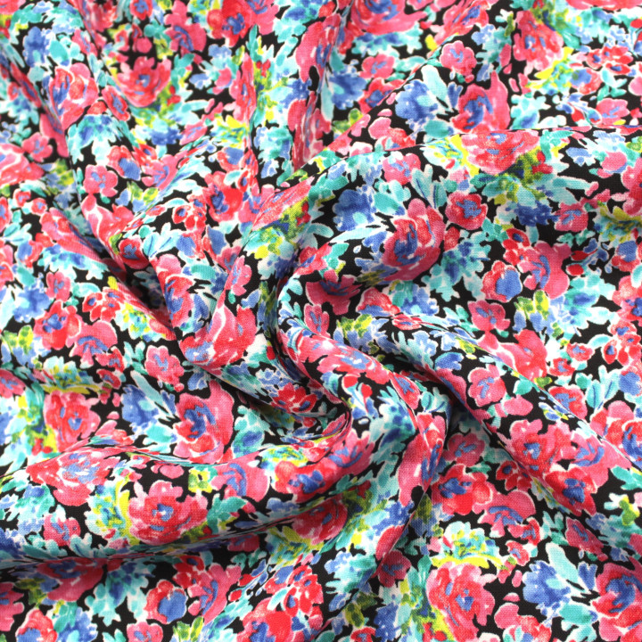 Tissu Noir à Imprimés Floraux Rouge et Bleu – Élégance Contemporaine & Harmonie Chromatique