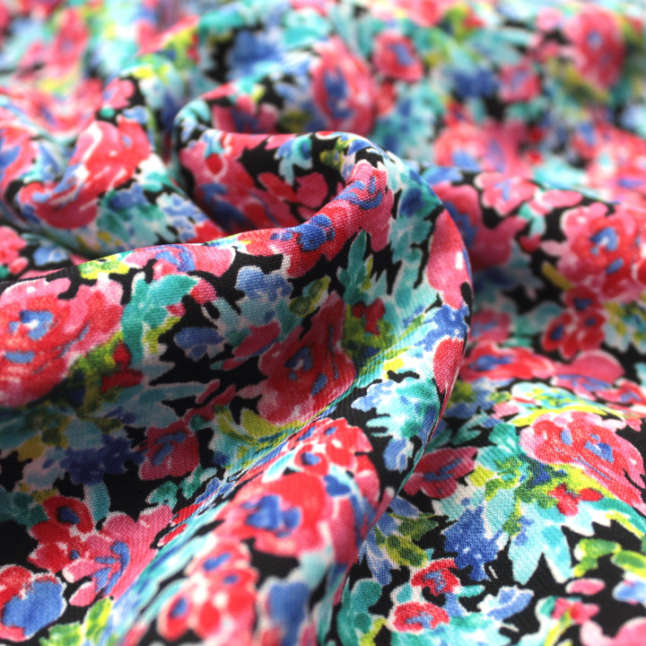 Tissu Noir à Imprimés Floraux Rouge et Bleu – Élégance Contemporaine & Harmonie Chromatique
