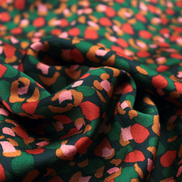 Tissu Noir à Imprimés Géométriques Rouge, Vert, Doré et Beige Foncé Brillant