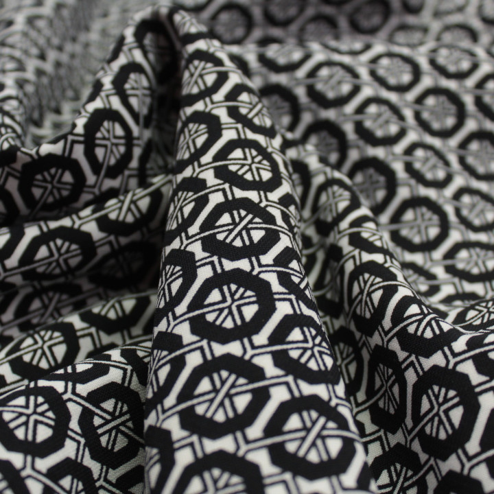 Tissu Blanc à Imprimés Géométriques Noirs – Élégance Contemporaine & Style Contrasté