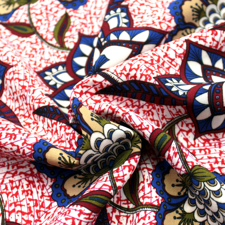 Tissu Blanc et Rouge à Imprimés Floraux Bleu, Blanc et Bordeaux