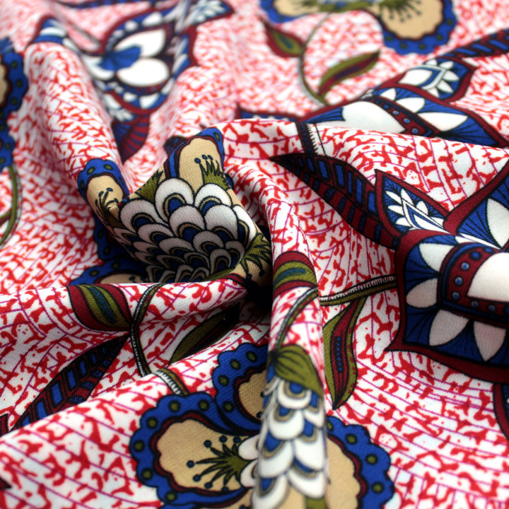 Tissu Blanc et Rouge à Imprimés Floraux Bleu, Blanc et Bordeaux