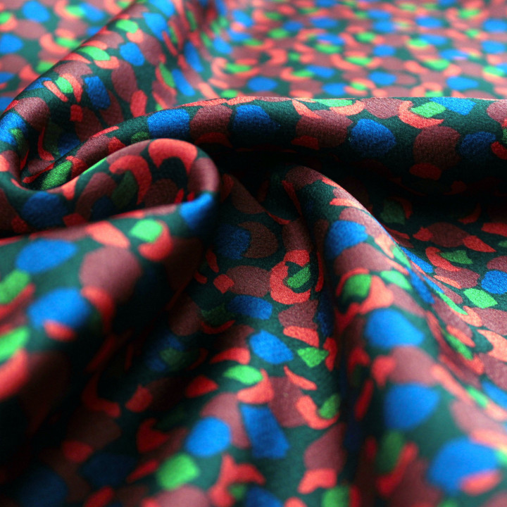 Tissu Satin Noir à Motifs Géométriques – Bleu, Rouge et Bordeaux – Haute Qualité
