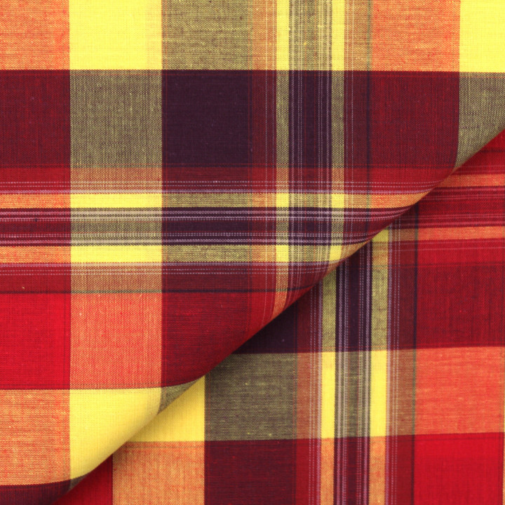 Tissu madras de couleur bordeaux, rouge, orange et jaune