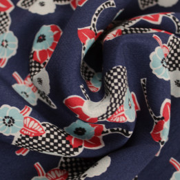 Tissu bleu marine à imprimé floral rouge, blanc et bleu – Léger, fluide et facile à coudre