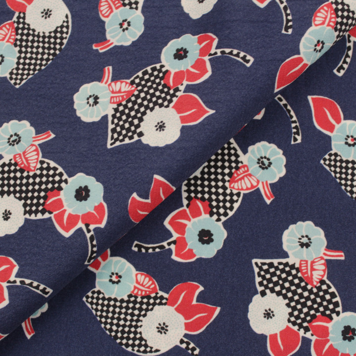 Tissu bleu marine à imprimé floral rouge, blanc et bleu – Léger, fluide et facile à coudre