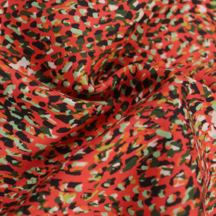 Tissu à motif géométrique multicolore – Rouge, noir, vert et blanc – Moderne et facile à coudre