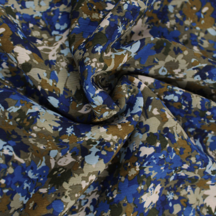 Tissu mousseline de polyester imprimé floral bleu, blanc et kaki – Léger, transparent et fluide