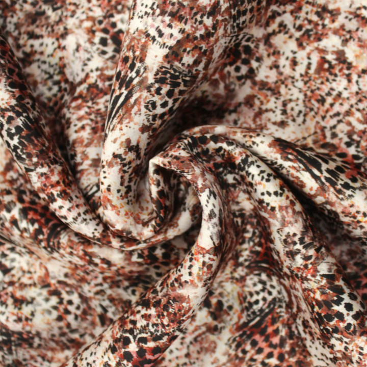Tissu Satin Imprimé Géométrique Queue de Poisson Beige – Léger, Fluide et Original pour Couture et Création