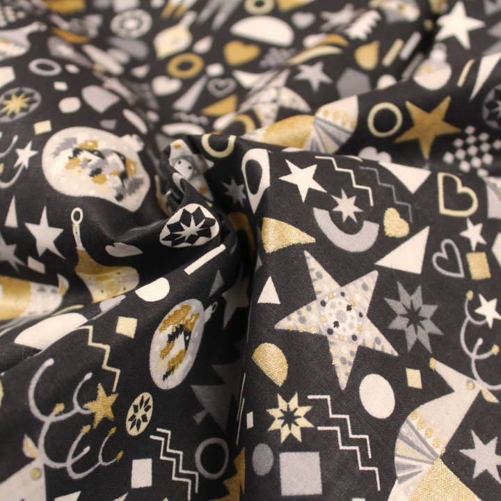 Tissu coton noir motifs cerfs et boules de Noël – Élégance et esprit festif