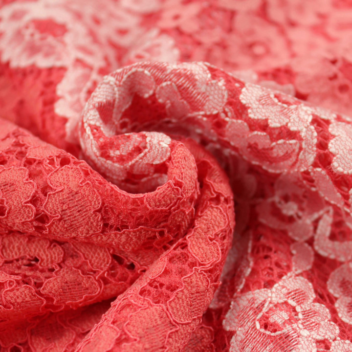 Tissu Dentelle Traditionnelle Imprimée Floral Blanc, Rose et Corail – Élégante & Délicate