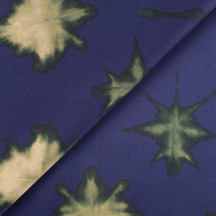 Tissu satin bleu roi imprimé floral feuilles vertes et beige – Coupon tissu élégant