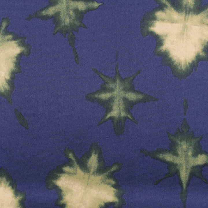 Tissu satin bleu roi imprimé floral feuilles vertes et beige – Coupon tissu élégant