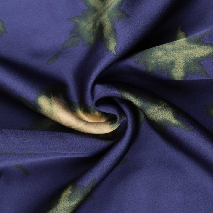 Tissu satin bleu roi imprimé floral feuilles vertes et beige – Coupon tissu élégant